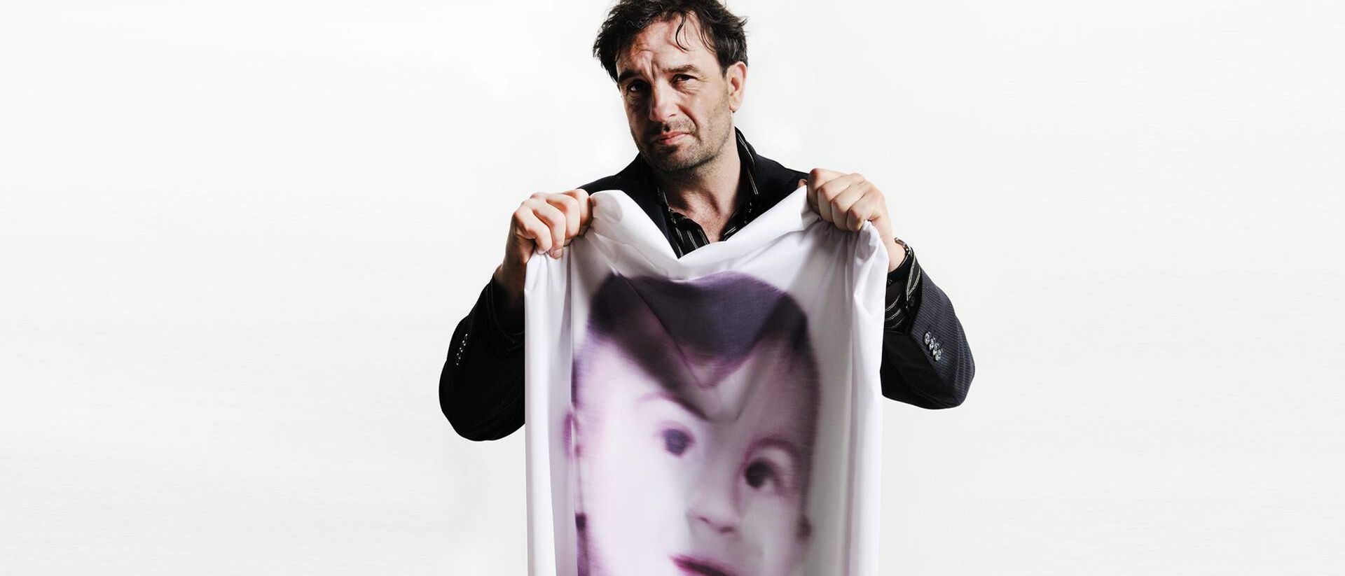 Oom Wanja met een soort doek in zn hand met een gezicht erop