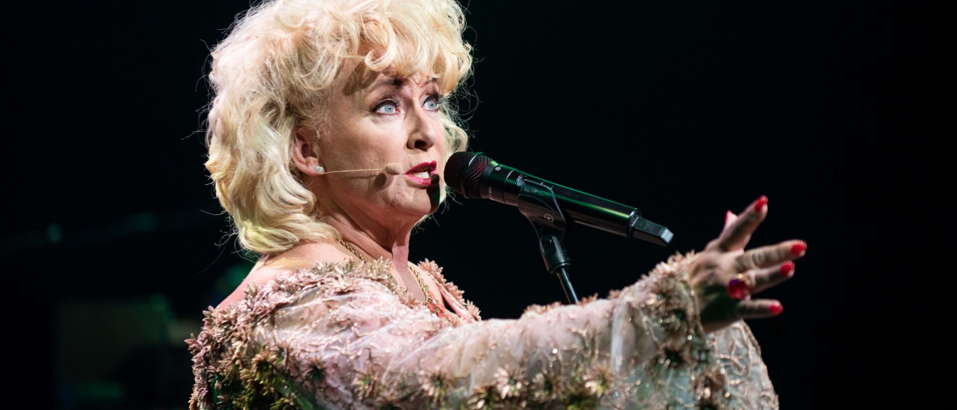 Karin Bloemen zingend op het podium