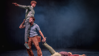 man sleept iemand en tilt iemand tegelijkertijd