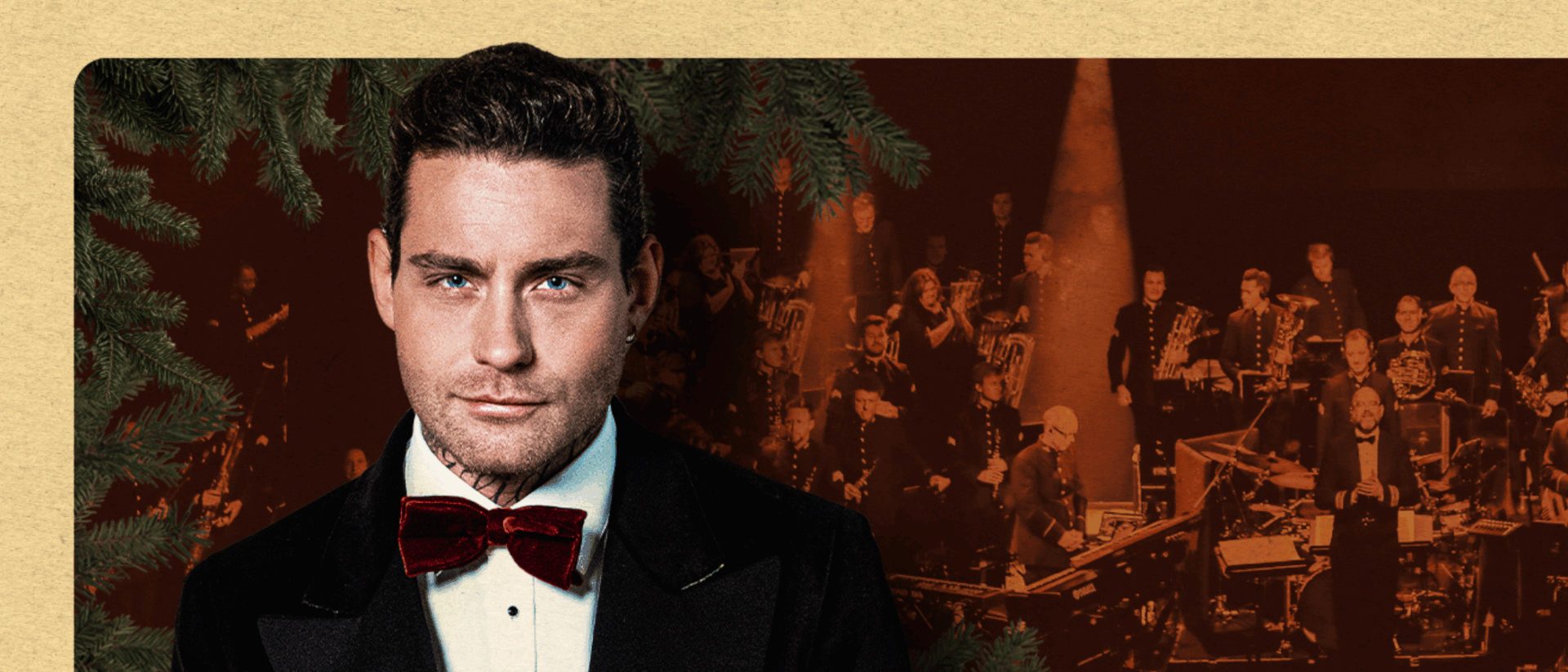 Links staat Douwe Bob in smoking met rode strik, rechts is een orkest zichtbaar tegen een warme, sfeervolle achtergrond met kersttakken.