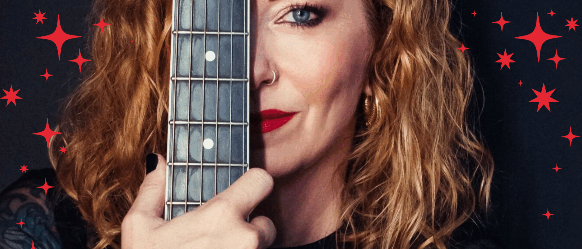 Anneke met een gitaar in haar hand met sterretjes erom heen