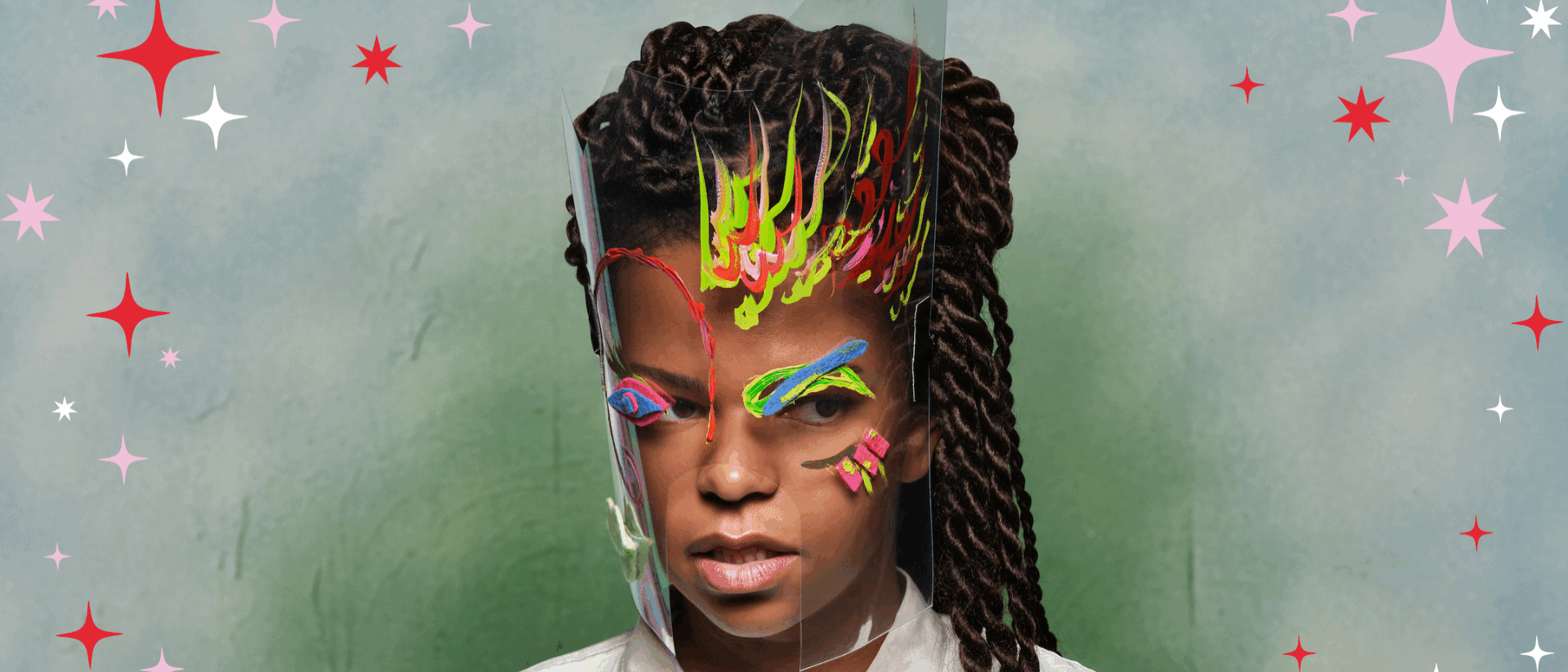 Iemand die speelt in de voorstelling beest met sterretjes om haar heen