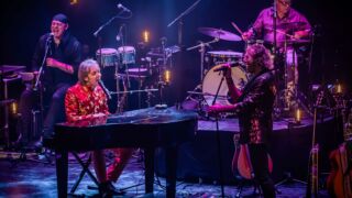 De band zie je met een piano en gitarist