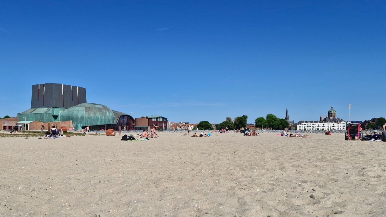Stadsstrand Hoorn met Het Park op achtergrond