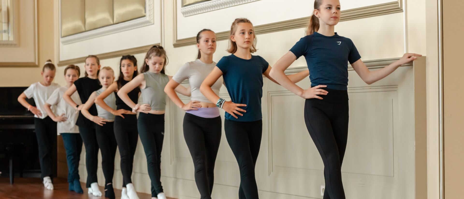 Kinderen op een rij die zich aan barre vasthouden voor ballet