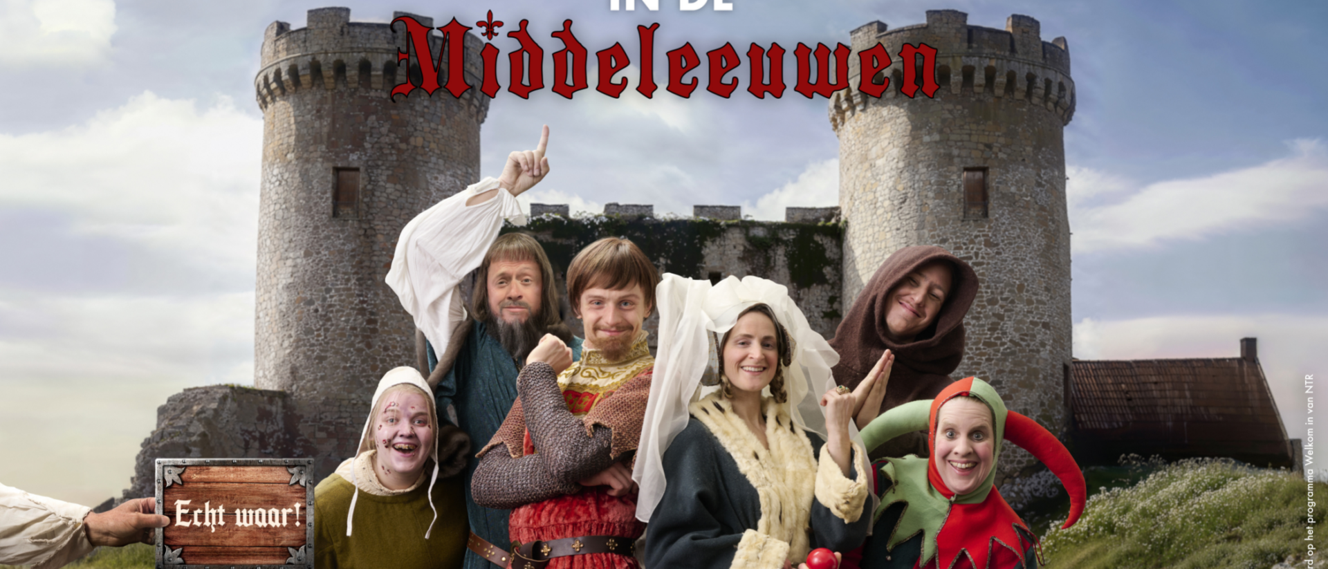 Een kasteel tegen een blauwe lucht.