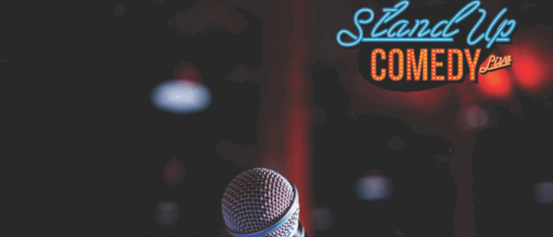 Close-up van een microfoon op een donker podium met in de achtergrond vage lichtvlekken. Rechtsboven staat het logo “Stand Up Comedy Live” in felblauwe en oranje neonletters.