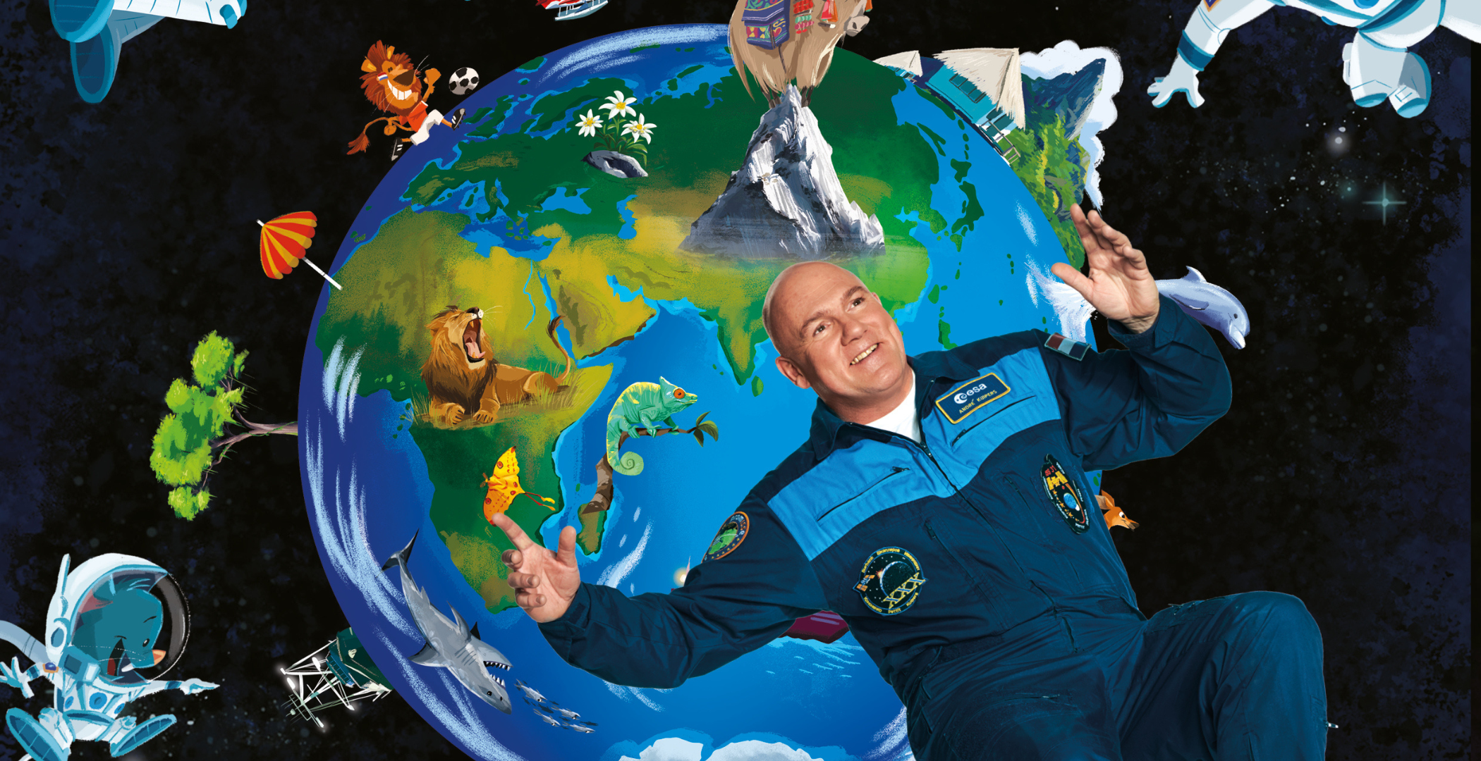 André Kuipers zweeft in astronautenpak voor een kleurrijke, getekende wereldbol met dieren, raketten en ruimtefiguren