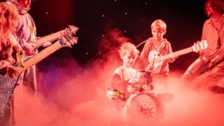 4 kinderen op het podium met een instrument en met rook