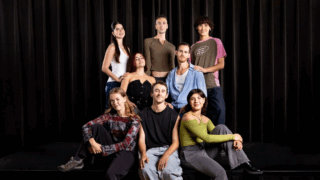 Acht dansers die dansen in Ivgi & Greben