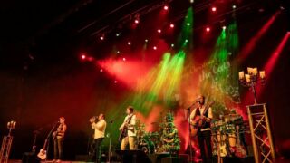 Scenefoto van tribute to the cast band met kerstboom op achtergrond