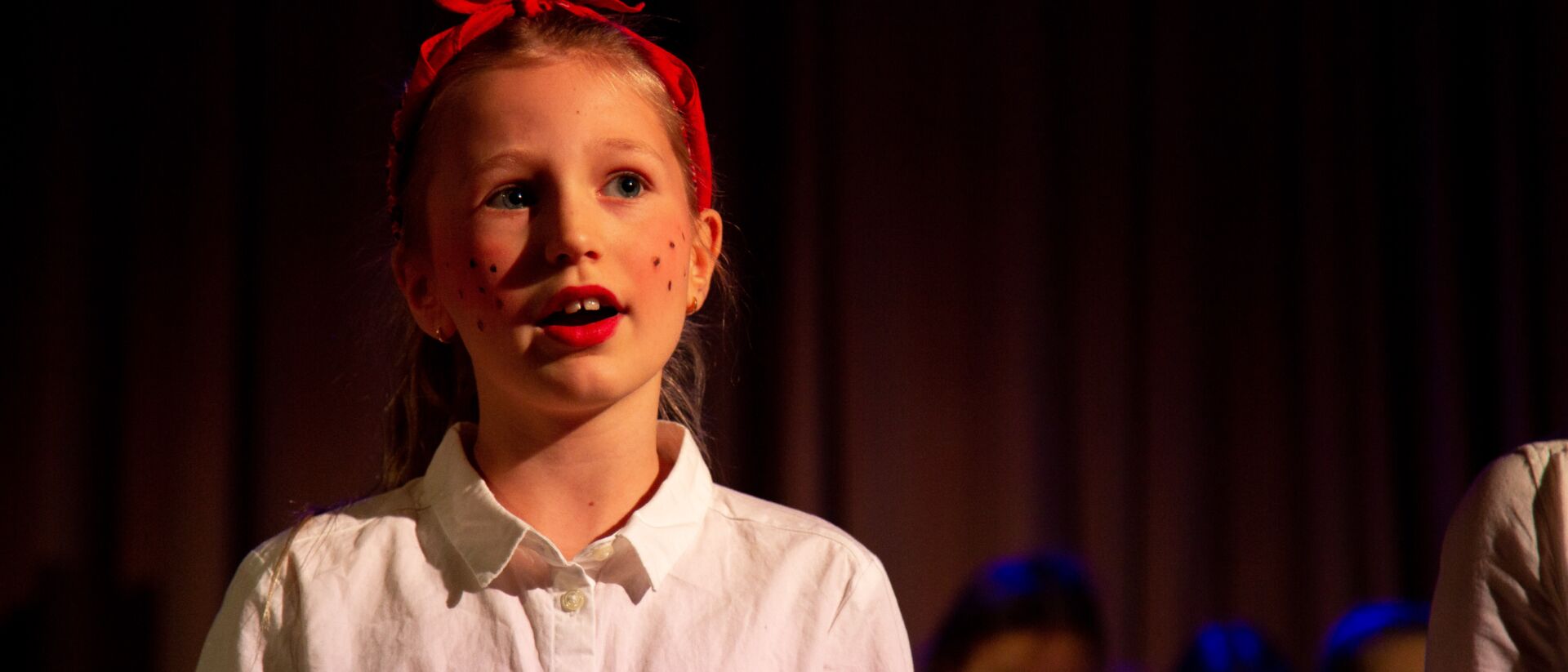 Meisje die zingt en omhoog kijkt