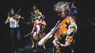 Allemaal mensen die instrument spelen die voorkomen in de voorstelling Fuse