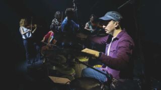 Mensen die een instrument spelen in de voorstelling Fuse