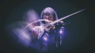 Mevrouw die speelt op een viool