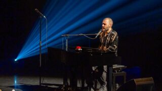 Hier zie je pieter verelst met op een piano spelen