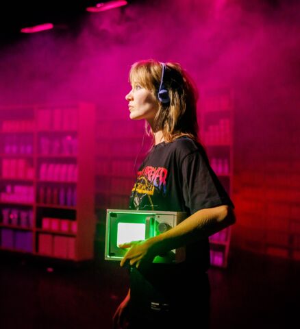 Vrouw in de supermarkt met een radio in haar hand
