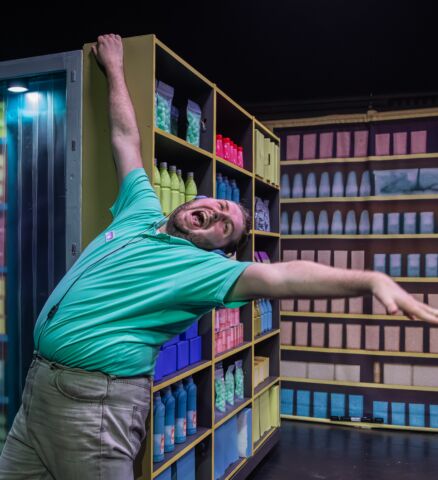 Man dansend in de supermarkt