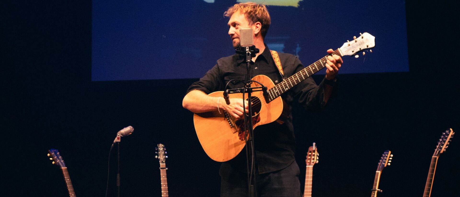 Tim Knol met Wanderings met allemaal gitaren om hem heen