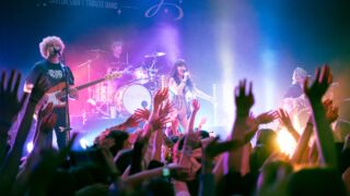 Publiek uit z'n dak tijdens het optreden van de tribute band