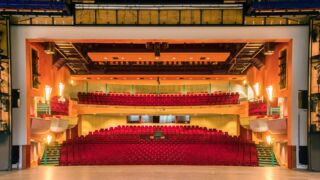 Theaterzaal gezien vanuit het podium.