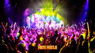 Feestende mensen in een zaal met allemaal lichten
