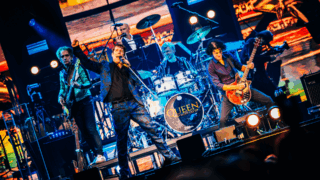 Energieke band op het podium, kleurrijke foto.