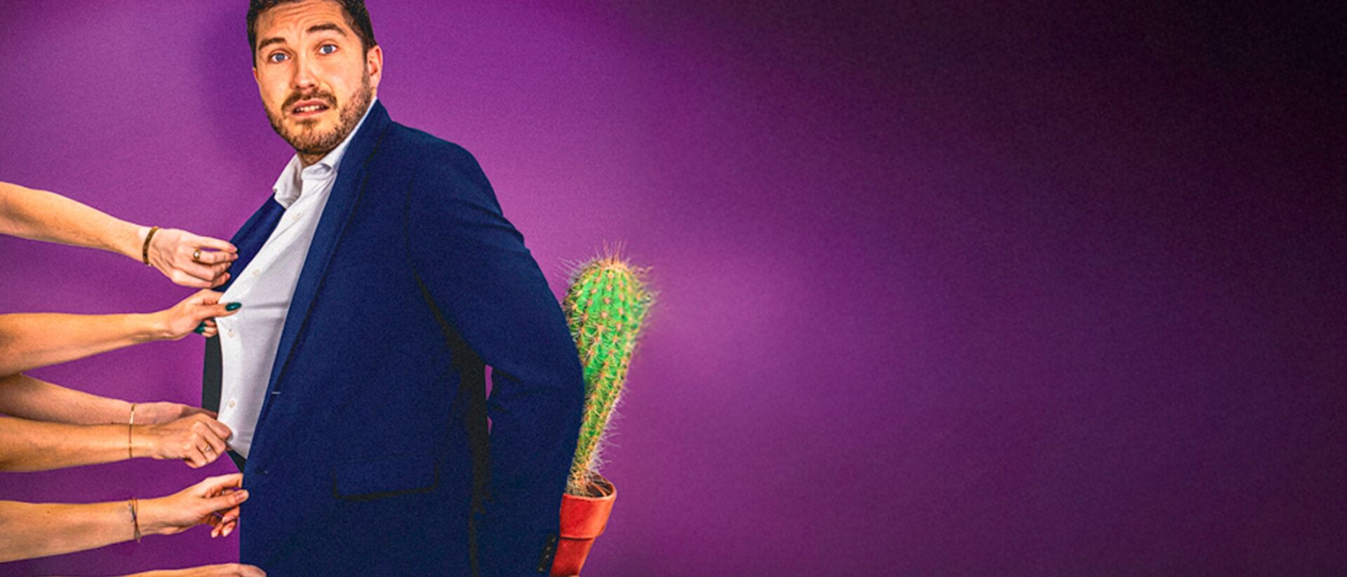 Man met cactus achte rrug en wordt aan overhemd getrokken door mensen