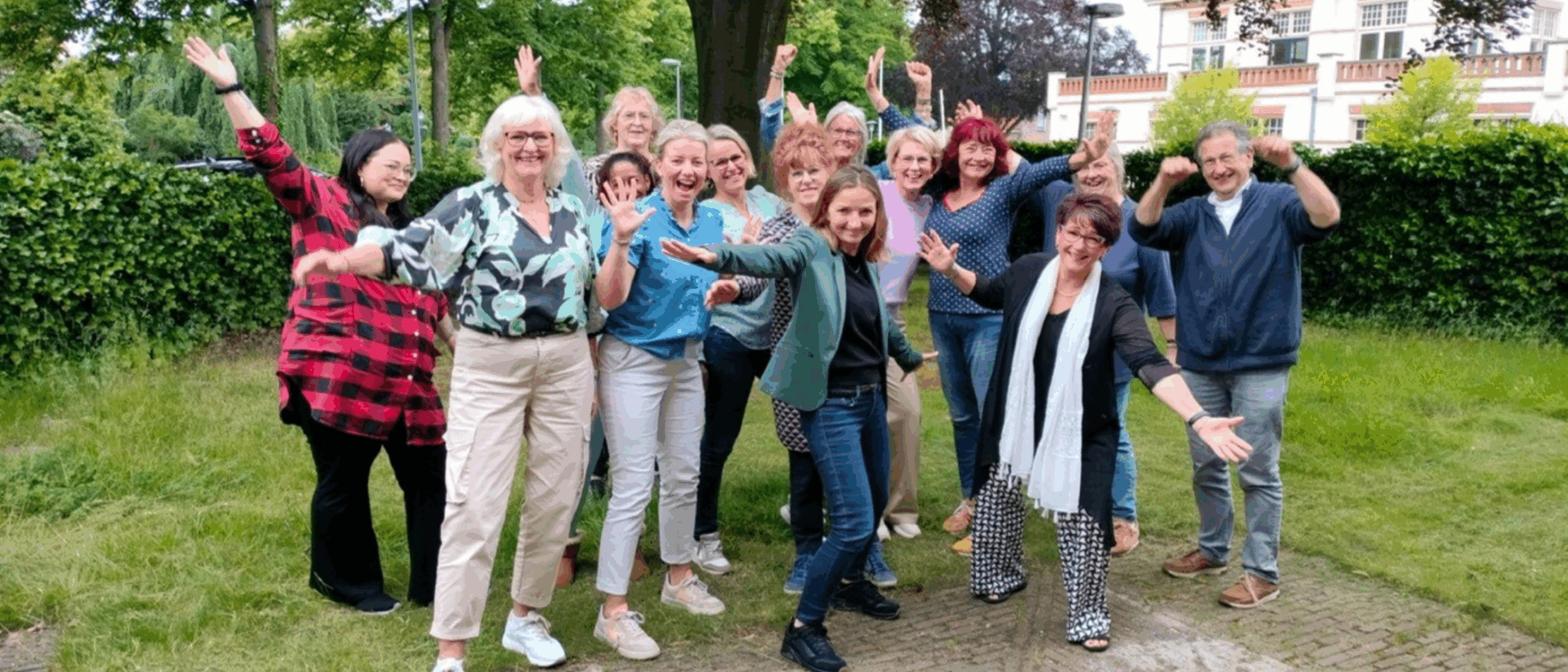 Een groepsfoto met vrijwilligers van inloophuis Pisa