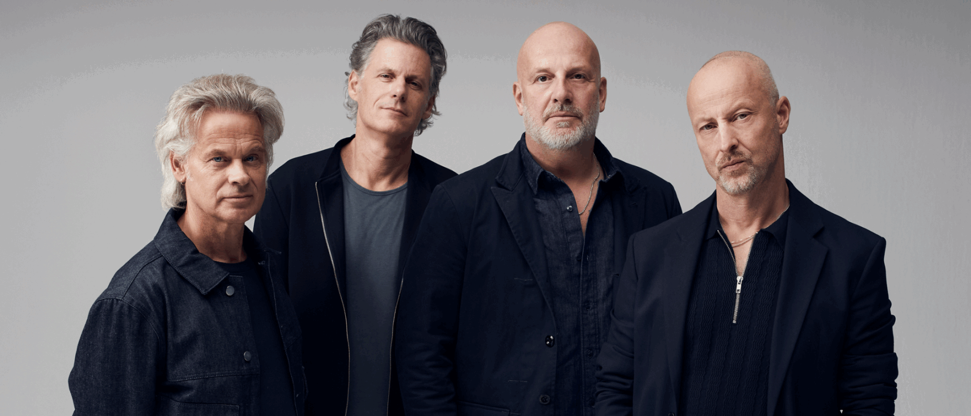 Band BLOF met 4 mannen en grijze achtergrond.