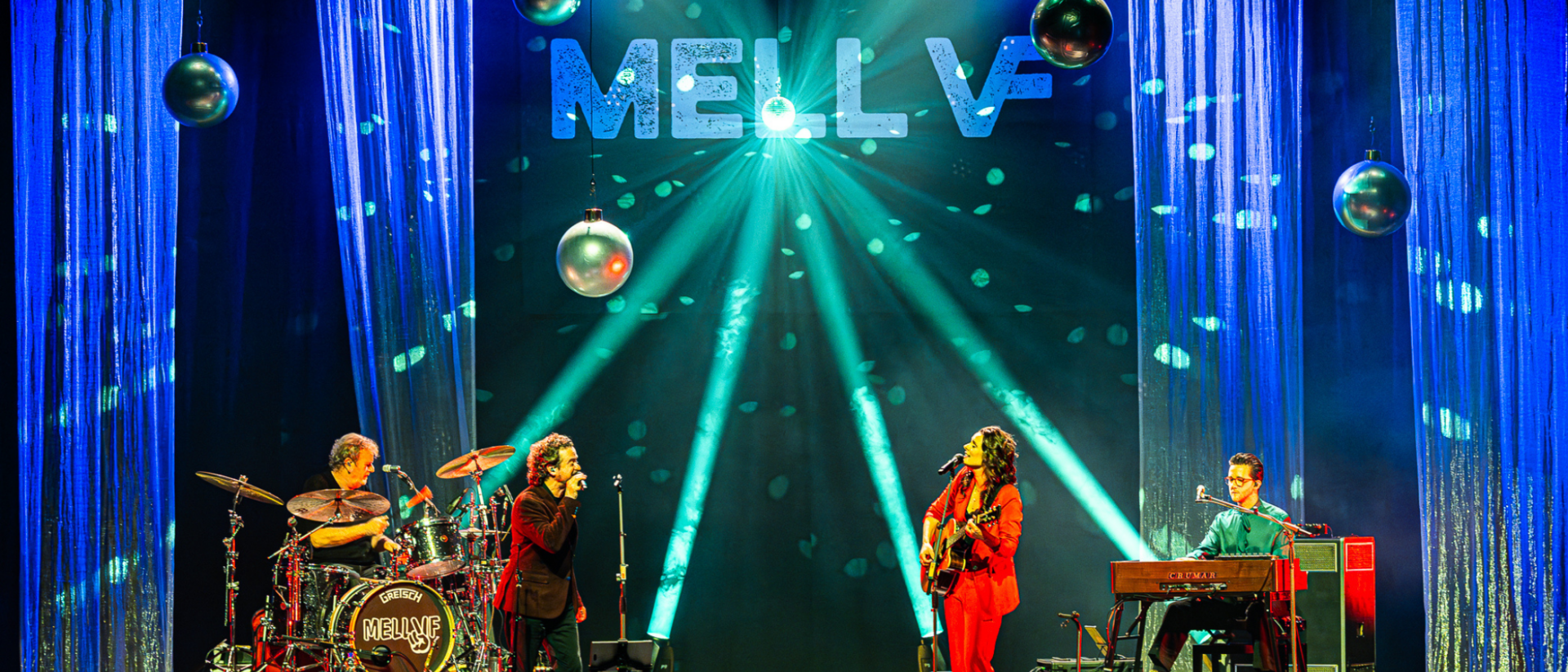 Mell VF met band op feestelijk verlicht podium met kerstballen in A Soulful December