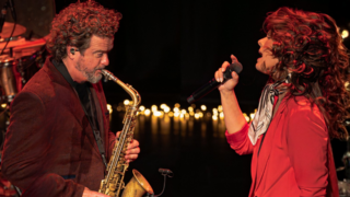 Mell VF en Lo van Gorp op podium met saxofoon en microfoon in A Soulful December