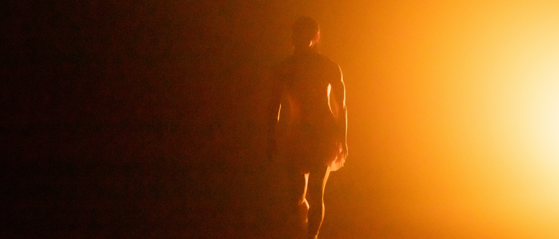 ICK Dans danser als silhouet in oranje gloed tijdens dansvoorstelling LAVA Hoorn