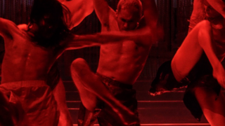 ICK Dans dansers in intense beweging onder rood licht tijdens dansvoorstelling LAVA Hoorn