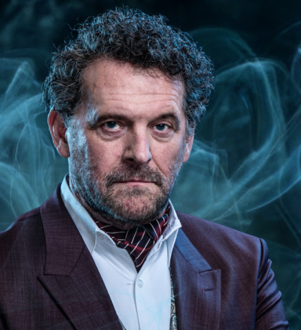 Mark Rietman als Sherlock Holmes omgeven door rook in de musical Sherlock Holmes