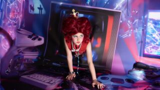 Een meisje die uit een vierkant kruipt en opzij omhoog kijkt.