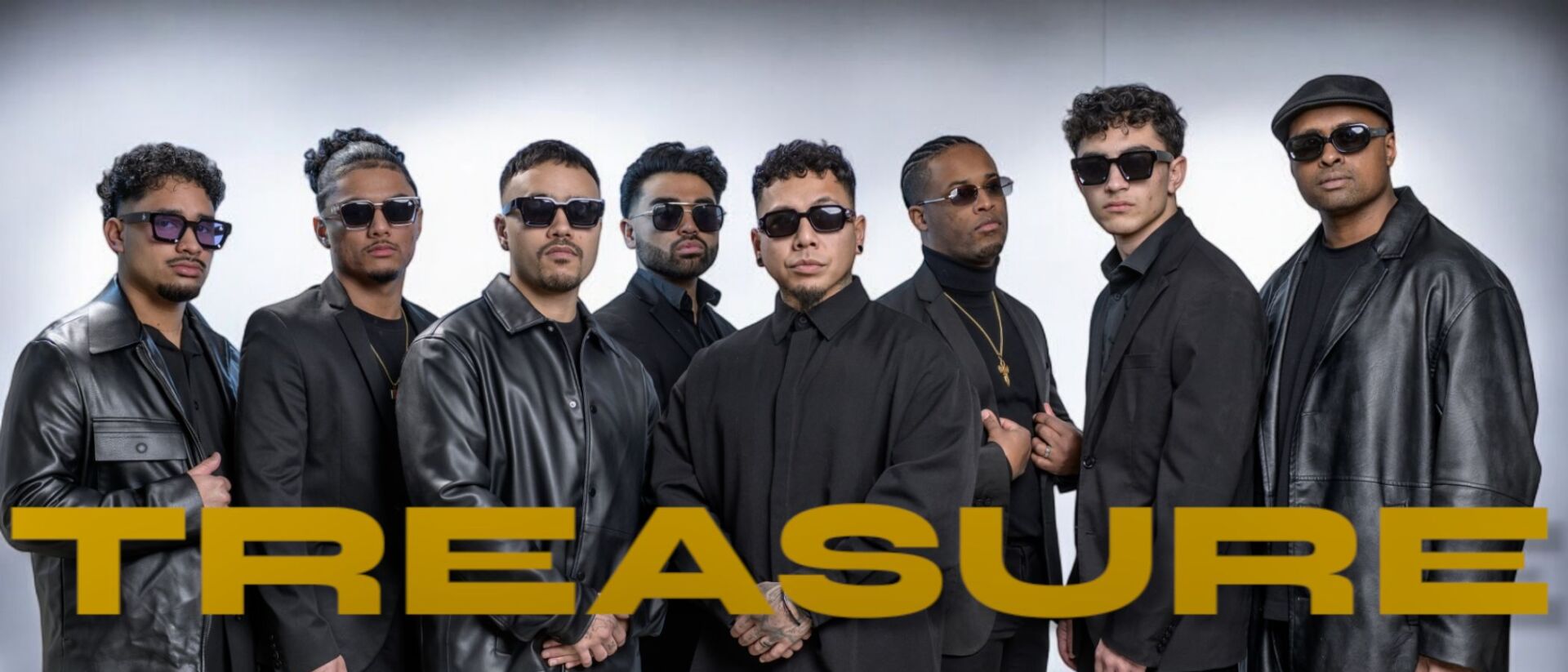 Treasure tribute band acht bandleden in zwart voor Bruno Mars theatershow in Hoorn