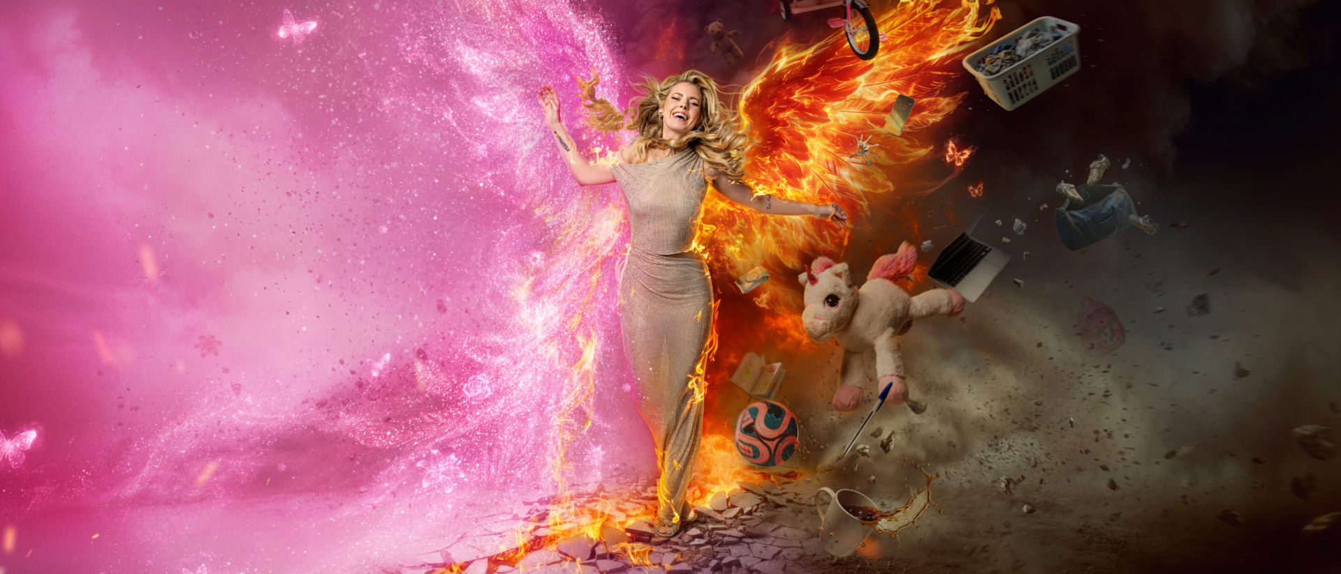 Bettina met links vleugel van roze glitter en rechts vleugel van vuur met speelgoed rondvliegend