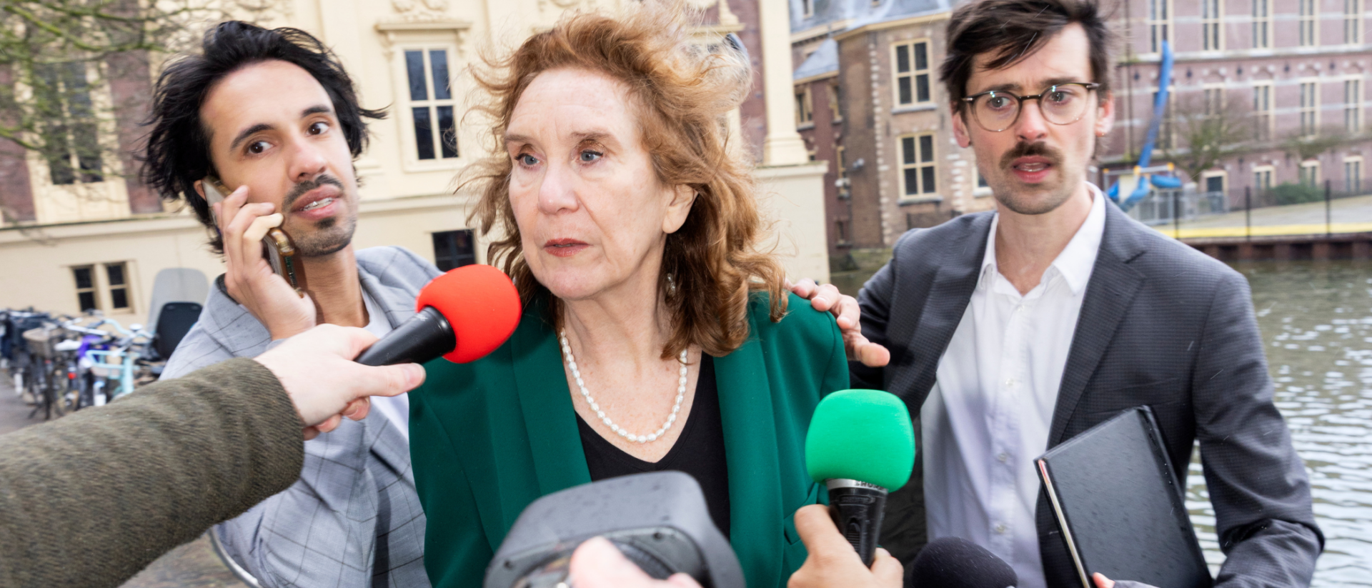 Marisa van Eyle, Kharim Amier en Willem Voogd voor het Binnenhof in De Bestorming