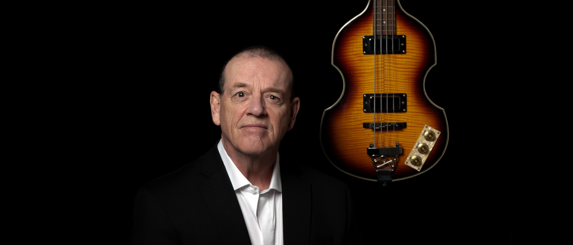 Kees Prins naast Höfner-basgitaar op promotiefoto voor Yesterday in Hoorn