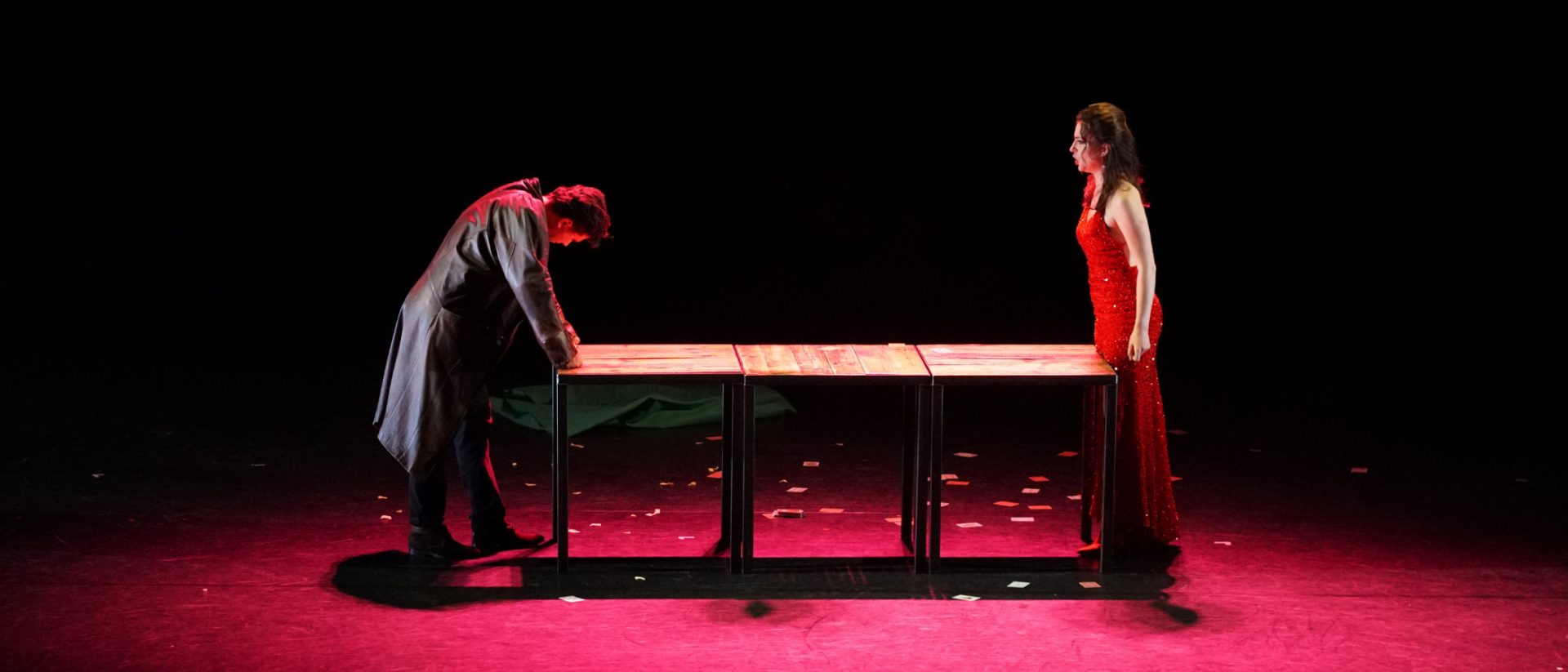 Ukrainian Chamber Opera La Traviata — twee zangers op podium met rood licht