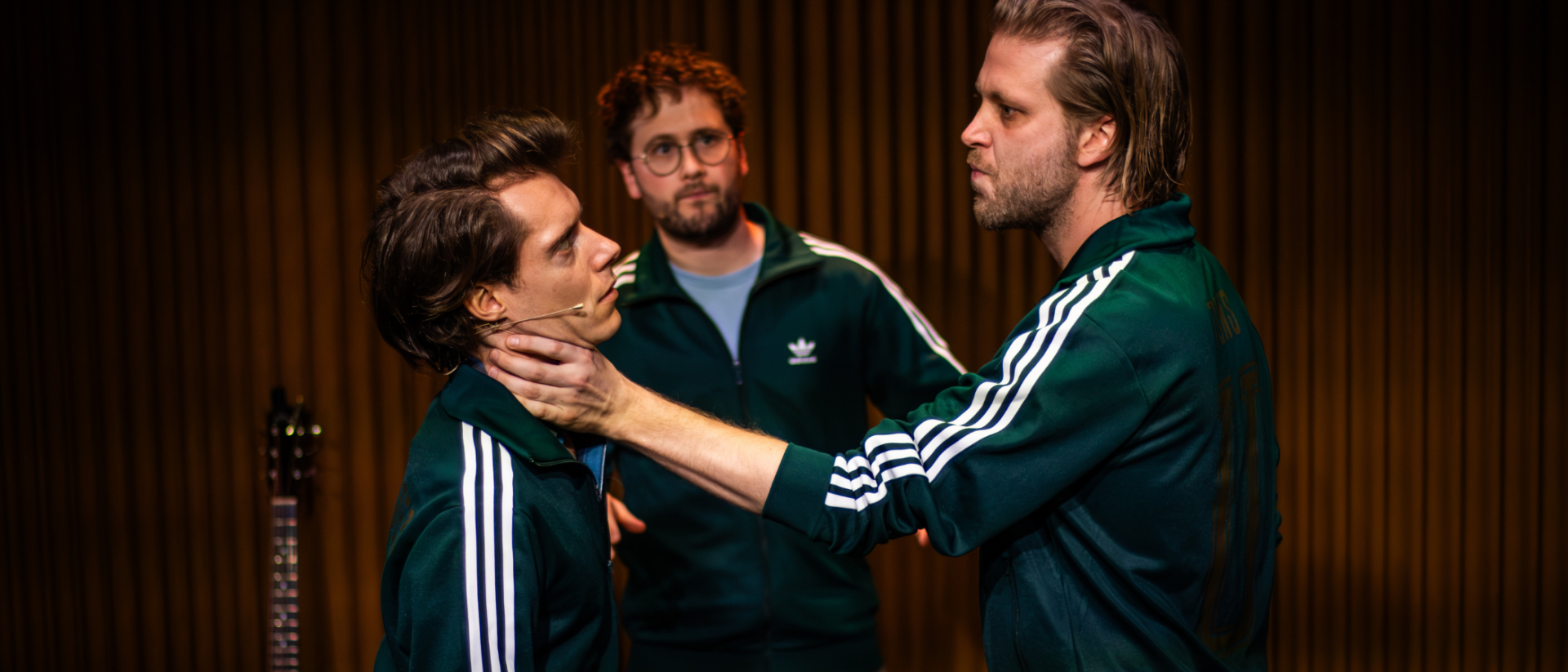 Bram Kroon, Jip de Poorter en Matthias Tuns in JUK — scène op podium