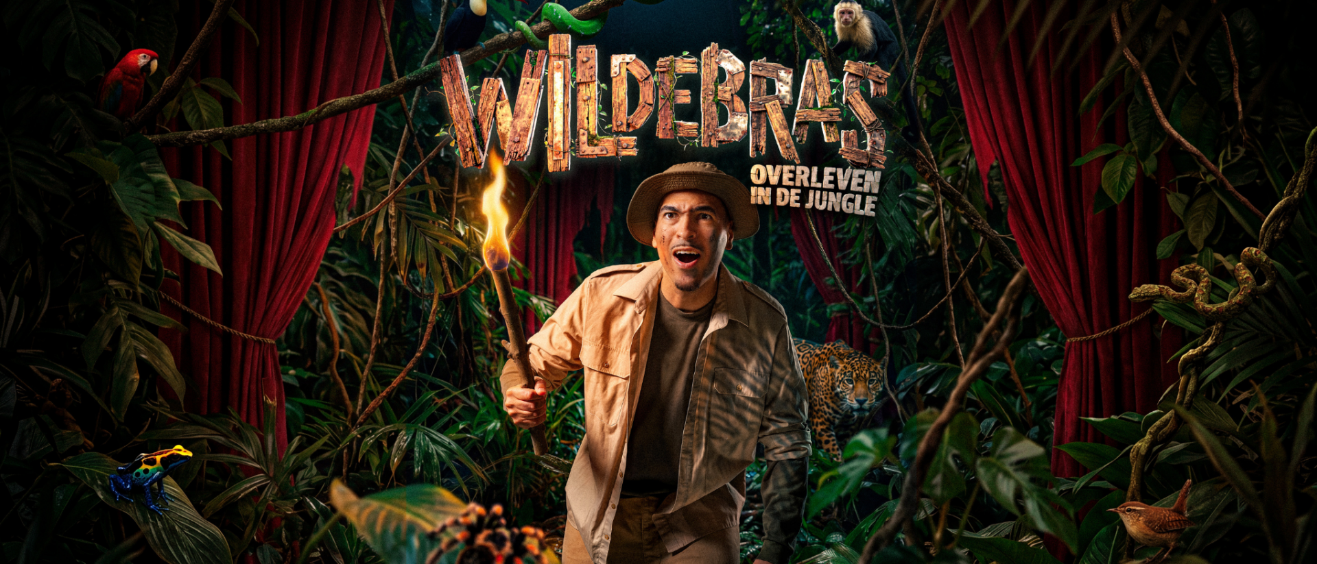 Wildebras theatershow Overleven in de Jungle — artiest met fakkel in junglescène
