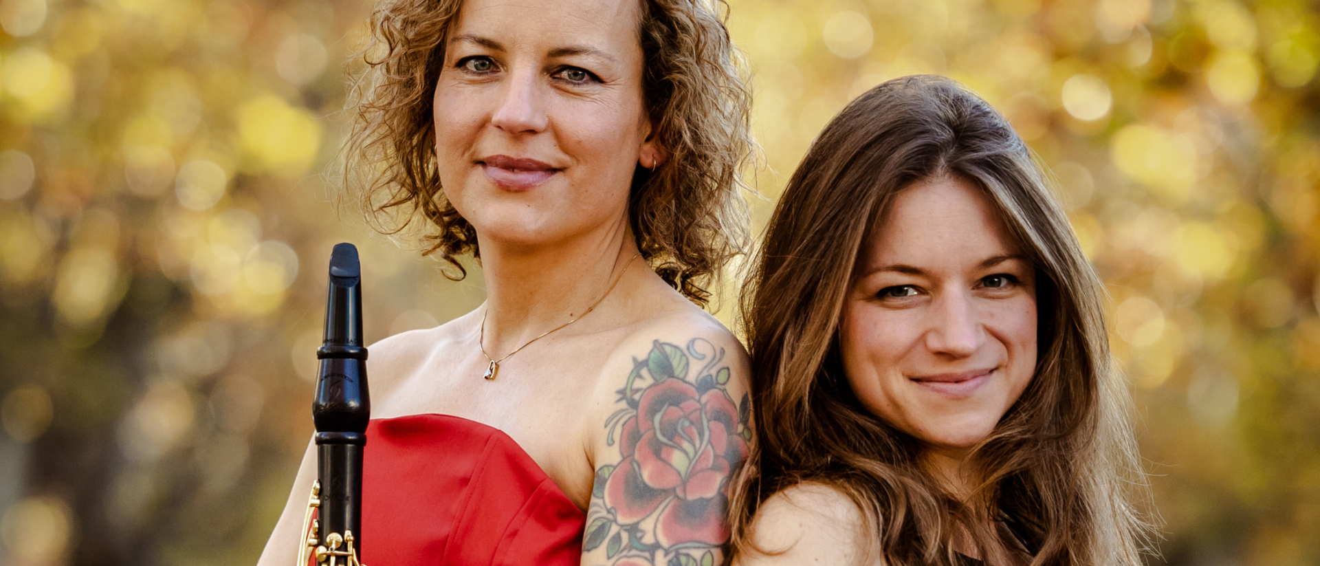 Duo Kooper/du Toit: Maria du Toit met klarinet en Vera Kooper, portretfoto in de buitenlucht