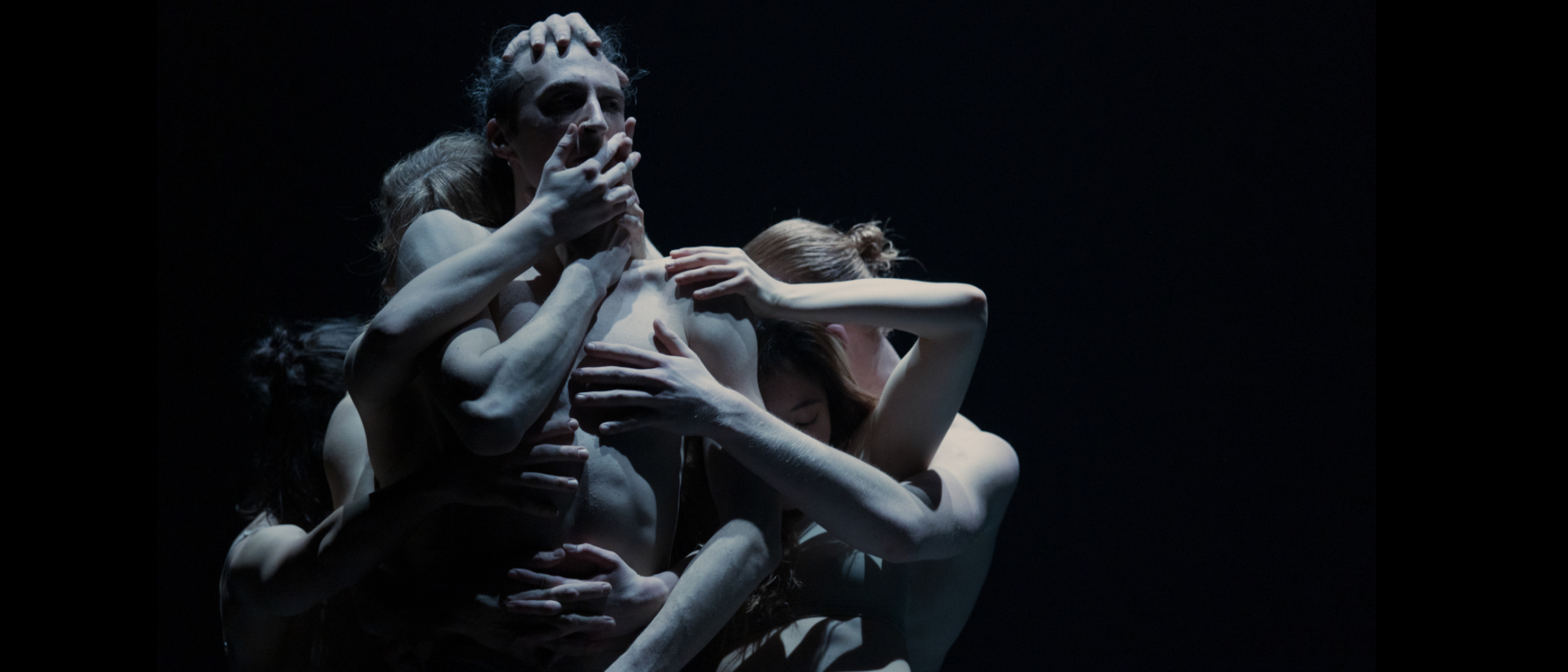 Zeven dansers van Ivgi&Greben in een intense groepsscène uit What We Leave Behind