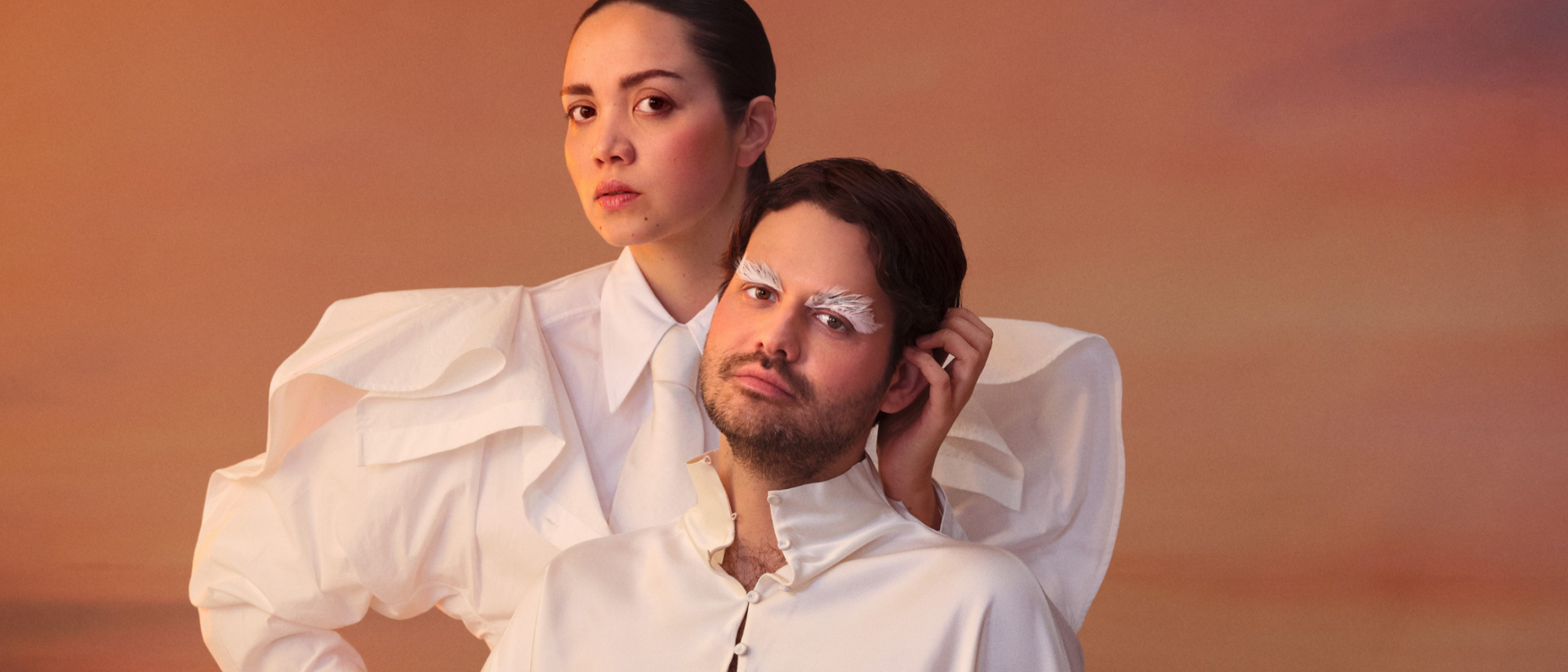 Emma Buysse en Alex Hendrickx in witte kostuums, portretfoto theatervoorstelling Meeuw Hoorn