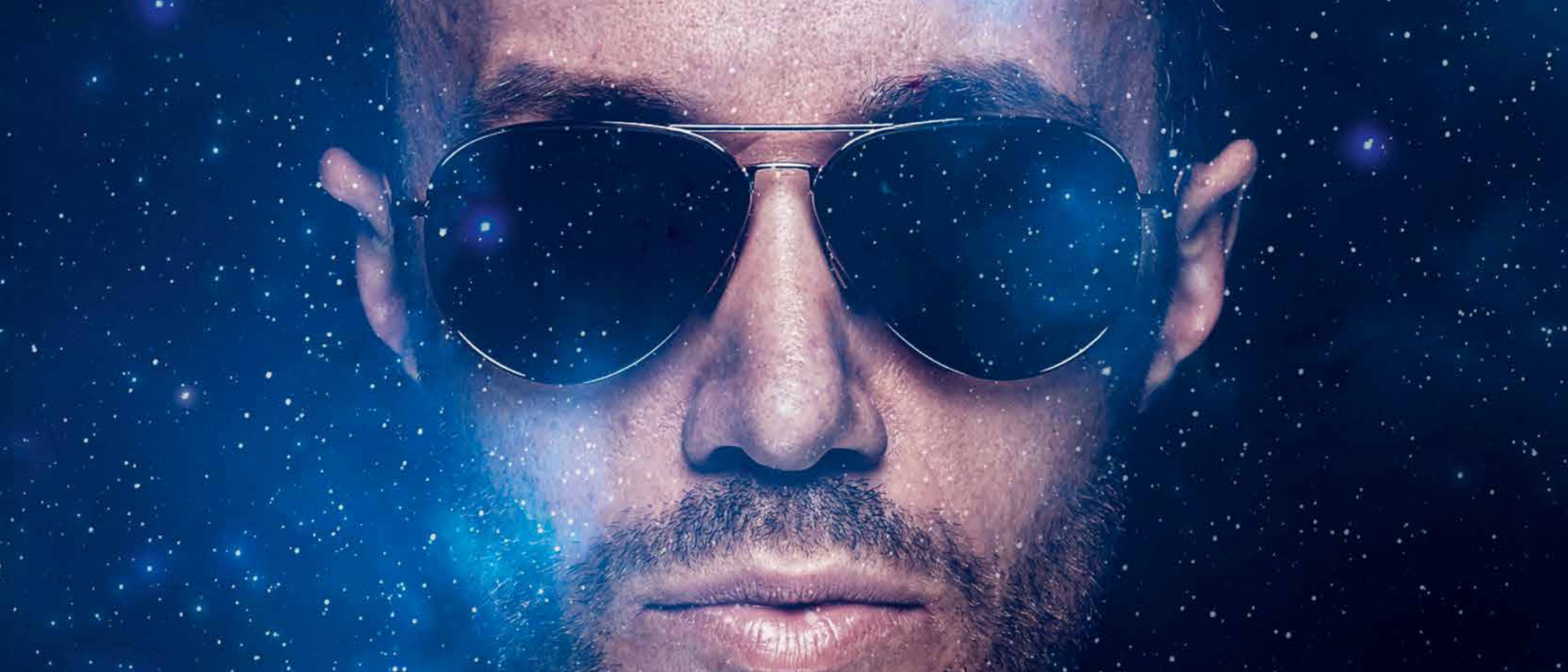 Promotiebeeld Freedom Forever tribute to George Michael met zonnebril tegen sterrenhemel Hoorn