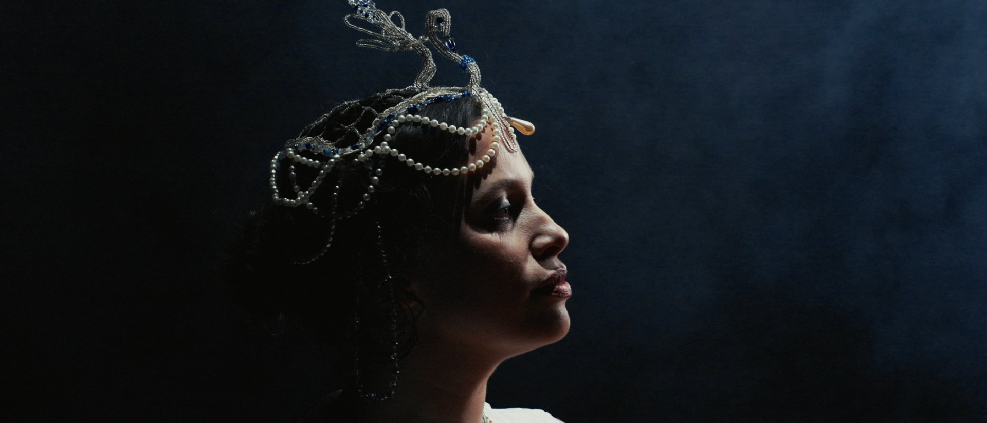 Mata Hari in profiel met sierlijke parelen hoofdtooi in Mata Hari Returns