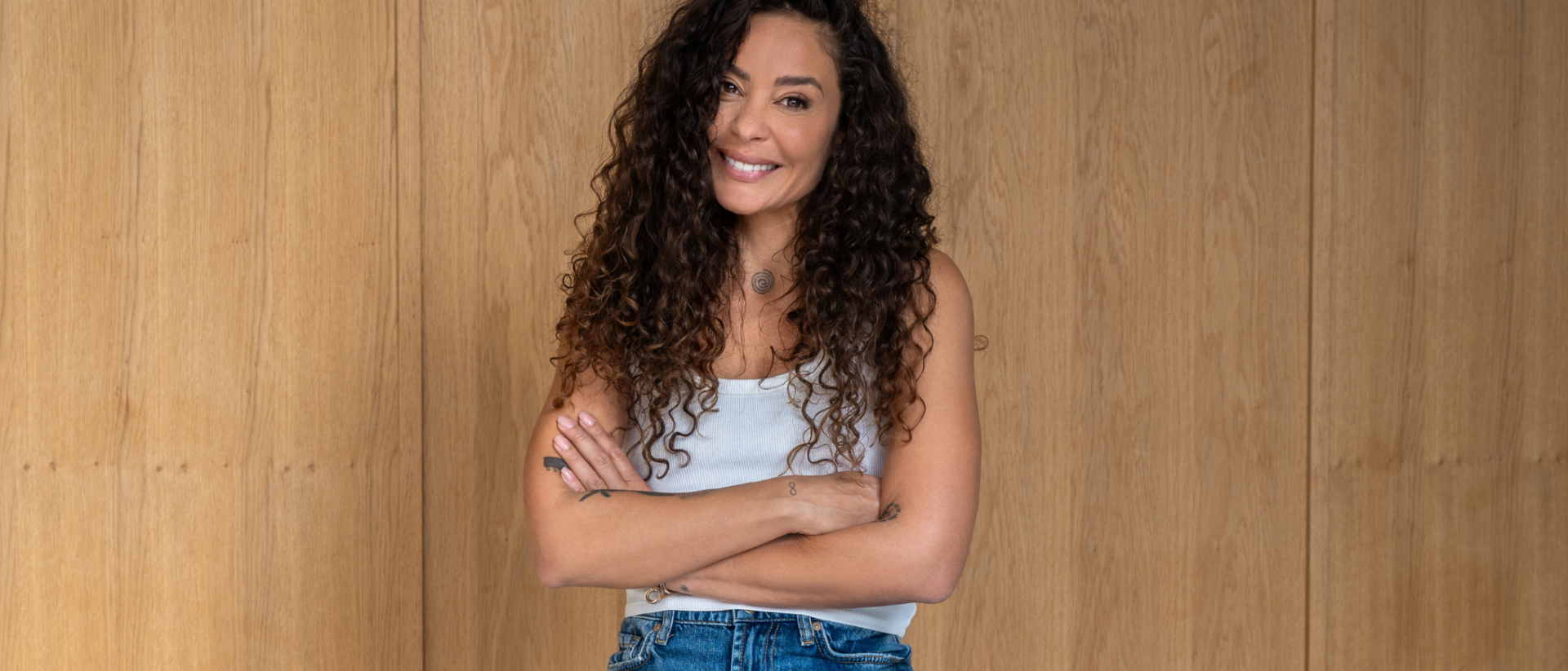 Fajah Lourens portretfoto voor cabaret 100 Mannen Later in Hoorn
