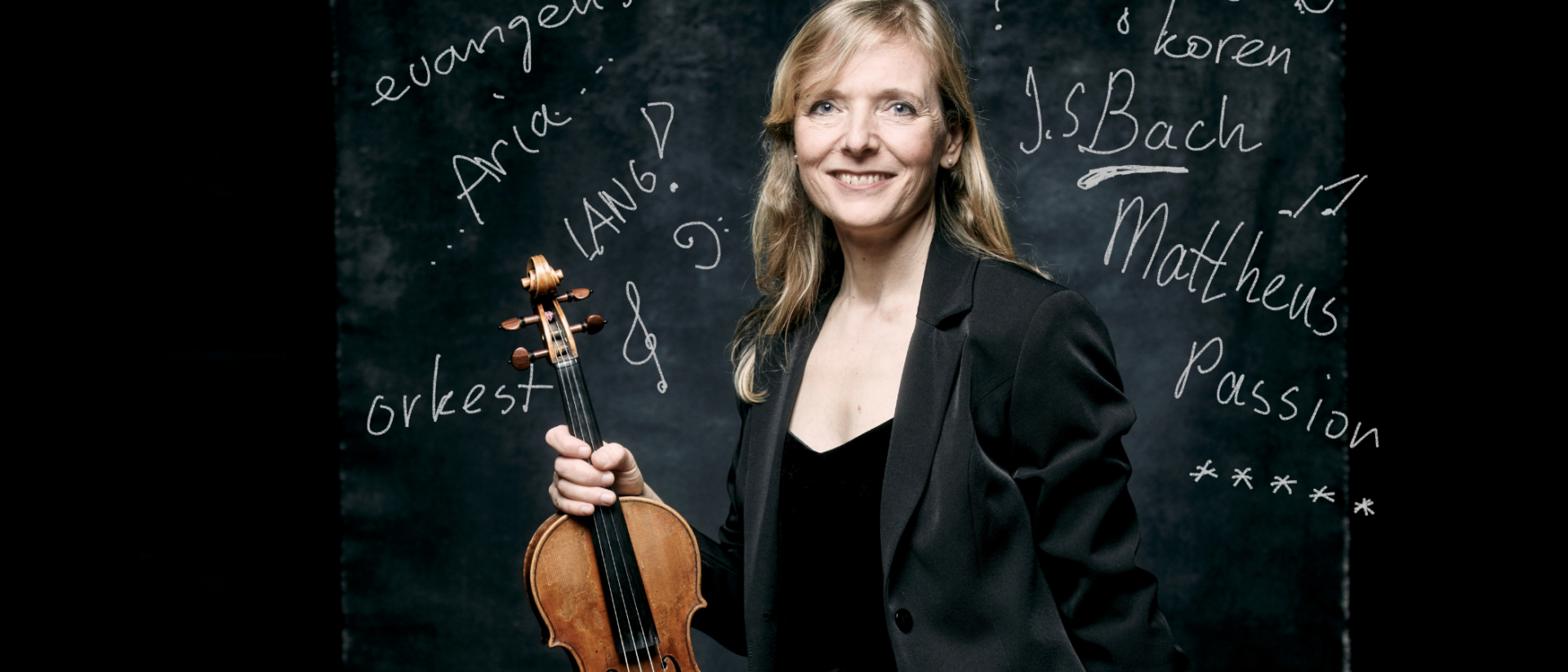 Marieke de Bruijn met viool voor schoolbord in De Mattheus Passion Uitgelegd